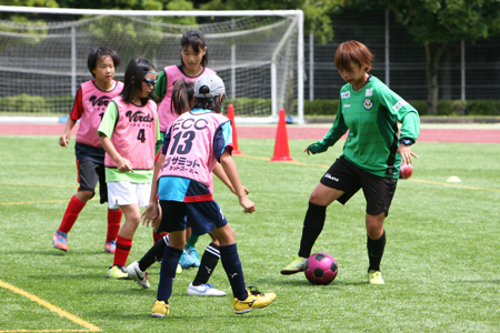7月21日（日）駒沢女子大学サッカー教室で小学生を指導する田中さん