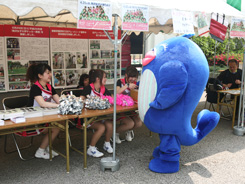  駒沢女子大学展示ブースには多摩市のゆるキャラ「アクアン」も遊びに来てくれました 