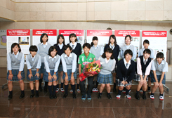 駒沢学園女子中学・高等学校サッカー部
の生徒たちと記念撮影