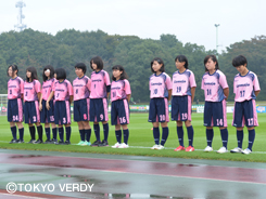 ボールパーソン、ストレッチャーベアラーを担当する駒沢学園女子中学・高等学校サッカー部の部員たち