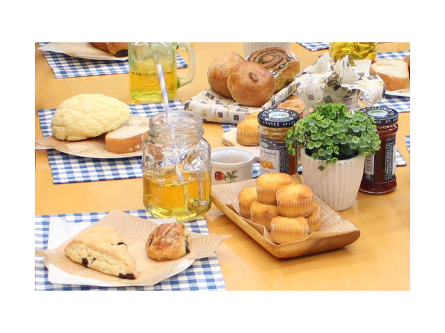 「北欧カフェ」をテーマにギンガムチェックのナプキンをワンポイントにパンを可愛くレイアウト