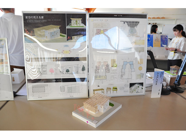 設計製図課題の作品パネルと模型の展示。