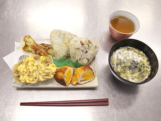 完成した定食：たぬきおにぎり、洋風きつね卵、ちくわの天ぷらカレー味、もやしの菜種和え、かき卵スープ磯風味
