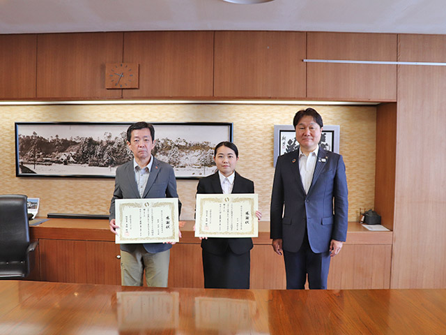 （左から）田澤教授、兒玉さん、髙橋勝浩市長