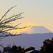 雪煙をあげる富士山