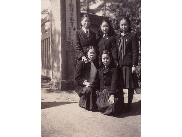 昭和20年頃の旧世田谷キャンパスの校庭、正門前で友達との写真　後列中央が千江子さん