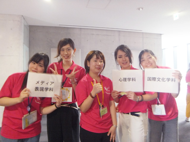 私たち学生スタッフが各プログラムの会場までご案内します!