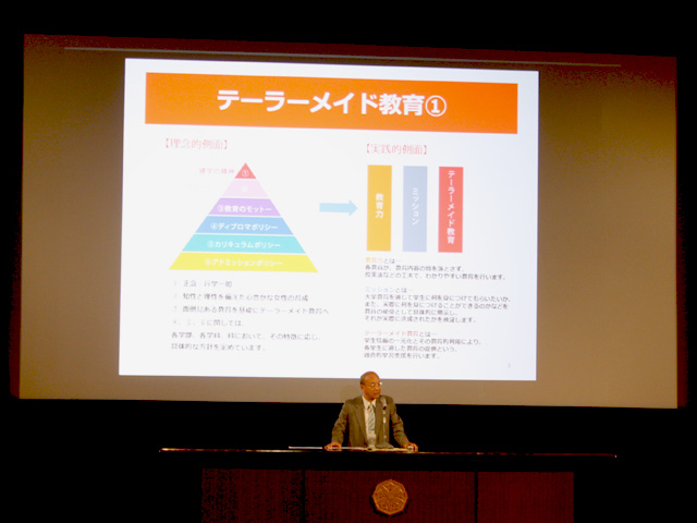 入学式や卒業式で使用している「記念講堂」で全体説明を実施!