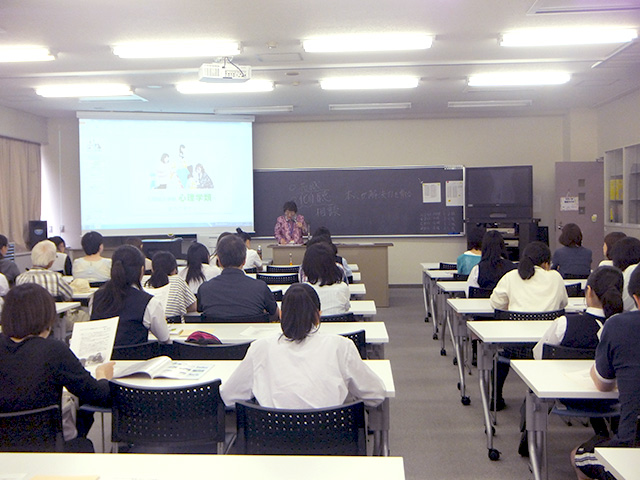 心理学類 体験授業の様子 『「からだと向き合うカウンセリング」の体験演習』<br />「ゲシュタルトワーク」の技法を用いて、「からだ」に向き合い、気づき、対話していくカウンセリングについてご紹介しました。