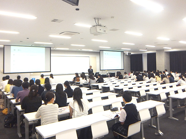 全体説明の様子 駒女の特色や学びの内容についてお話します。初めて来た人はここから参加することをおすすめします!
