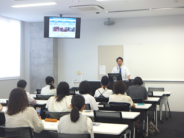 観光文化学類 体験授業の様子『ツアープラン作りで学ぶ日本の魅力』外国人観光客に日本の魅力を満喫してもらえるようなツアープラン作りを体験しながら、観光の役割について考えてみました。