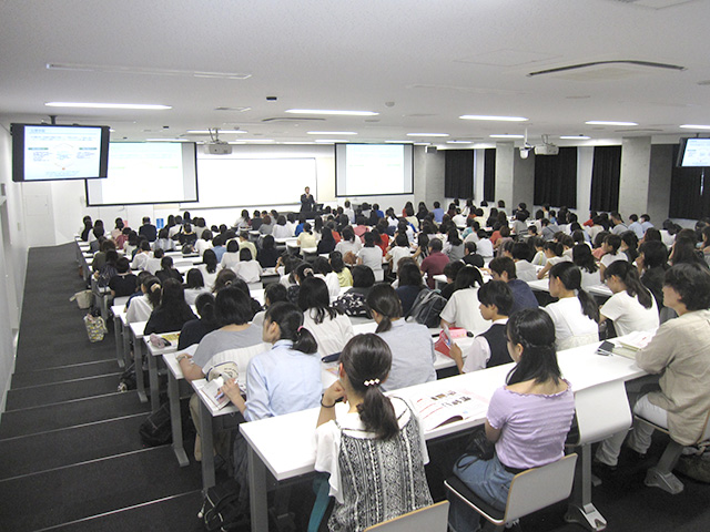 全体説明の様子 駒女の学びの内容や入試のことなどについてお話します。