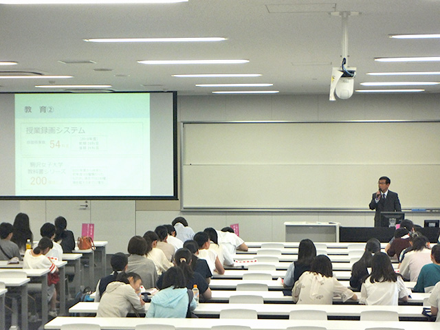 全体説明の様子 駒女の特色や学びの内容、入試についてお話します。