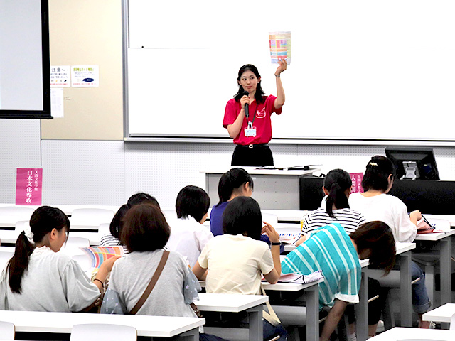 全体説明の様子 司会の学生スタッフより本日のスケジュールについてご案内致します。