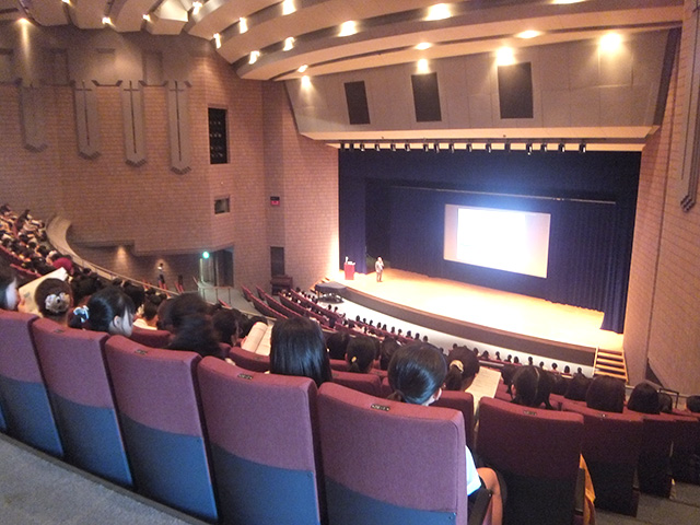 学長 ご挨拶 入学式や卒業式で使用される講堂にて、学長からのご挨拶。