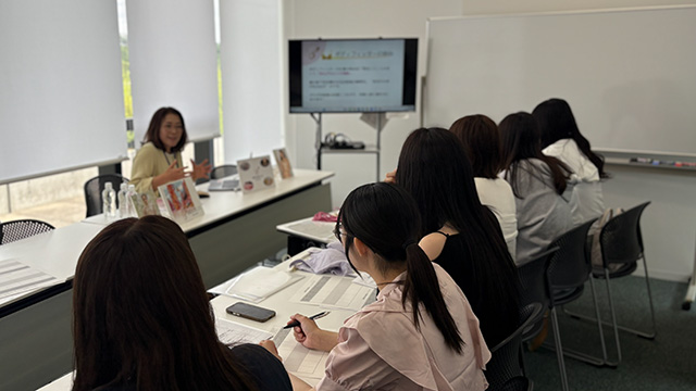 学内企業説明会に参加する学生の様子