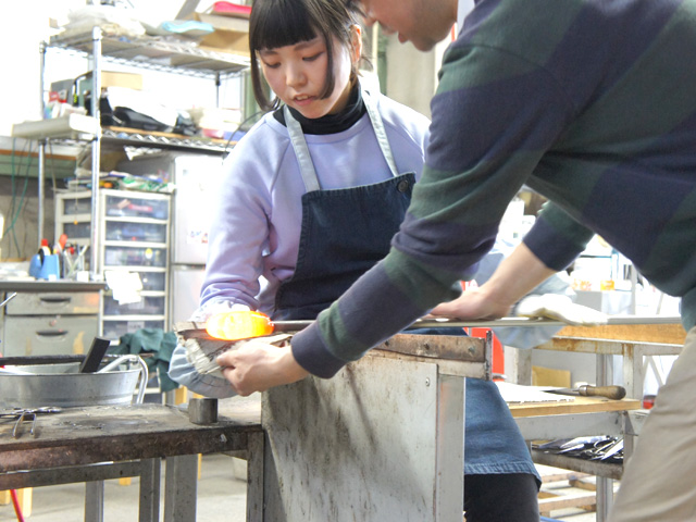 膨らんだガラスの形を整えていきます　濡れ新聞で直接触るのは緊張の瞬間…！！