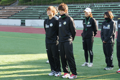左より村松 智子選手、国際文化学科3年 木下 栞選手挨拶