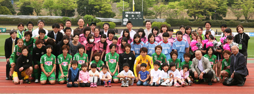  選手たちと駒沢学園関係者との記念撮影
