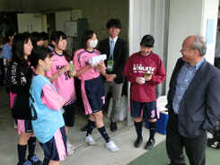  サッカー部を激励する光田学長