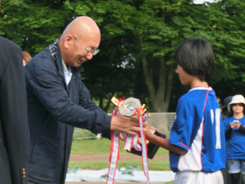 葛城理事長 優勝カップ授与