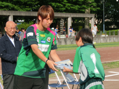 望月選手からキーパー選手への特別賞授与