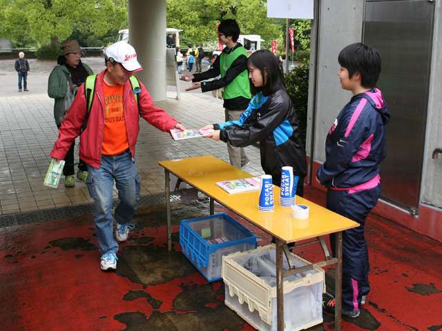 駒沢学園女子中学・高等学校サッカー部の部員たちが 受付をお手伝いしました