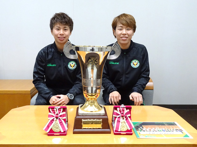 優勝トロフィーとメダルを前に 左より　田中美南選手、岩清水梓選手