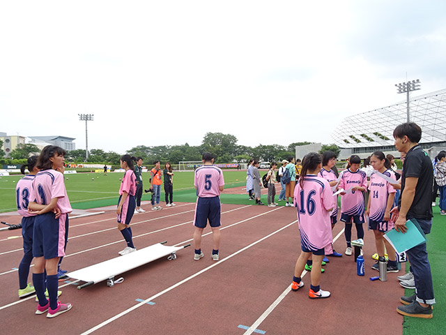 ボールパーソンを担当する駒沢学園女子中学・高等学校サッカー部の部員たち