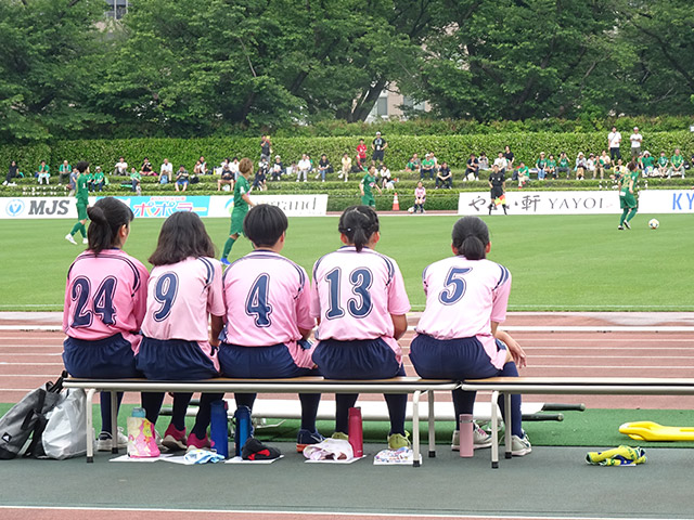 ボールパーソンを担当する駒沢学園女子中学・高等学校サッカー部の部員たち