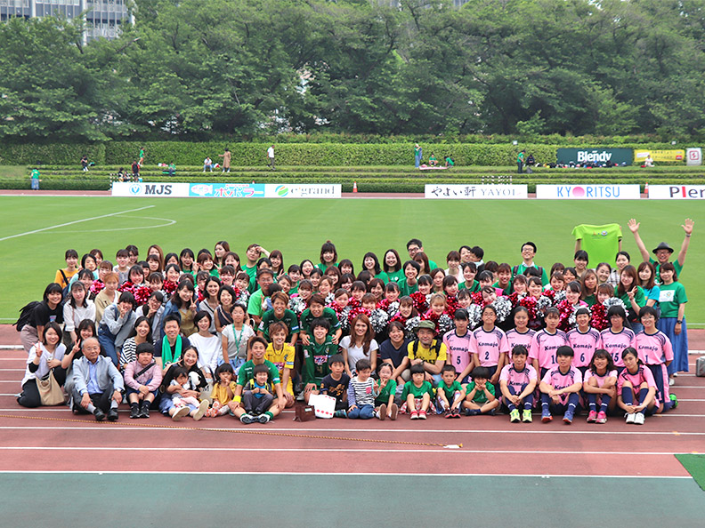 選手たちと駒沢学園関係者との記念撮影