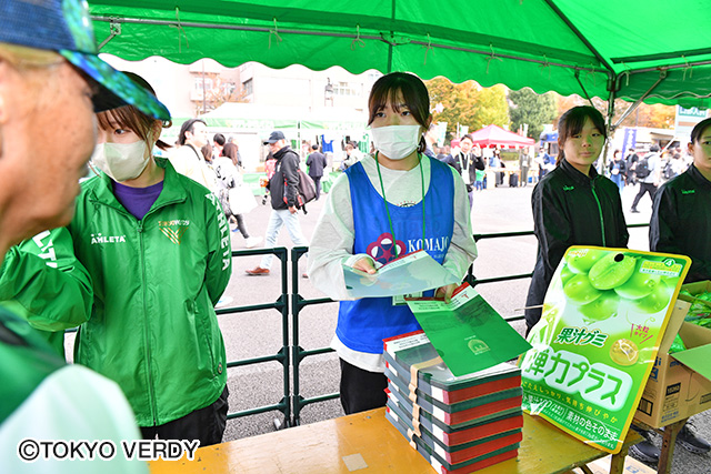 来場者に駒沢学園オリジナルクリアファイルをプレゼント