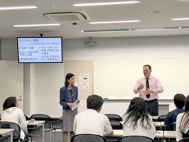 学生時代を熱く語るジョン先生に、聴き入ります