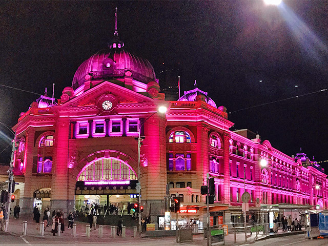 ライトアップされたフリンダースストリート駅