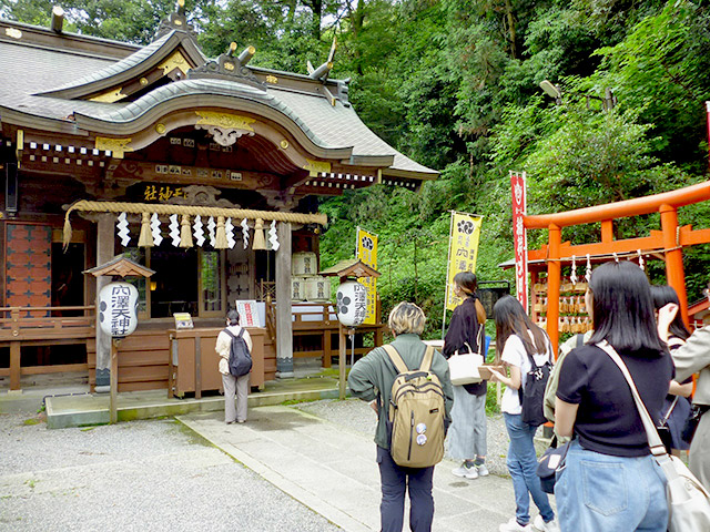 全員で穴澤天神社を参拝