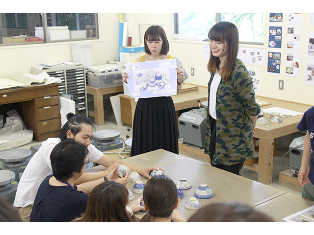 主に2年生が履修する「陶芸デザインI」飯碗の作品発表。