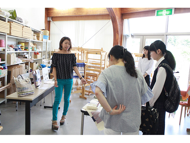 立体織実習室では実際に織った生地を使った作品を展示しています。