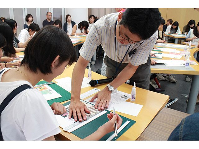 材料を切り出す様子。金尺をしっかり当ててからカッターを使います。