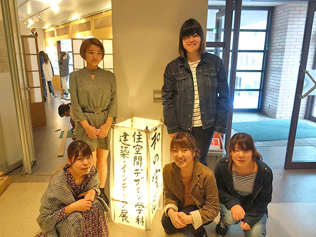 入口のサインも竹や和紙を使って行燈を作りました。