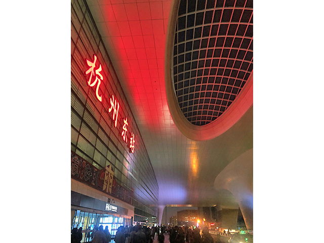 巨大な杭州駅入り口