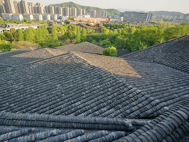 博物館の屋根を見下ろす。中央奥に見えるオレンジの建物が､今回オープンしたデザイン美術館