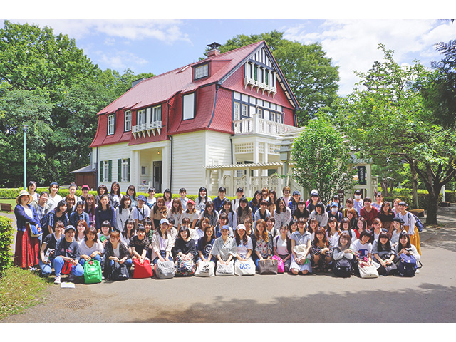 明治時代の洋館「デ・ラランデ邸」を背に集合写真を撮影。90名近くの学生が参加、記念撮影後は班行動。