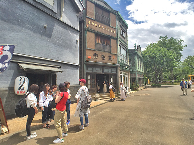 武居三省堂のある通り。看板建築が何軒も立ち並ぶ通りとなっている。