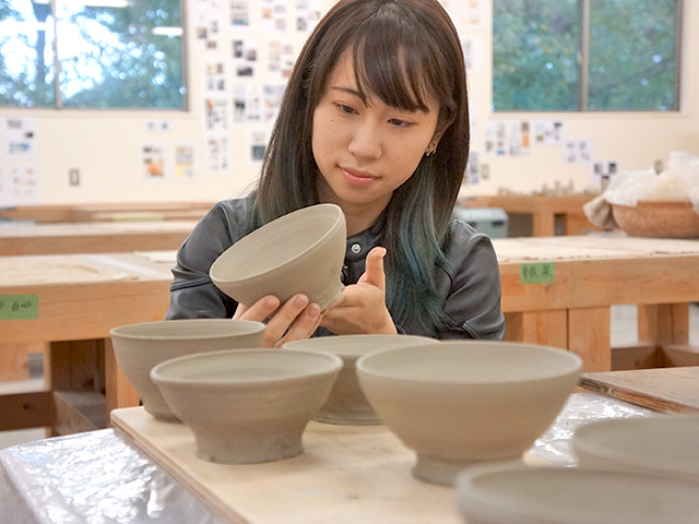 卒業研究では茶器の制作に取り組んでいます。