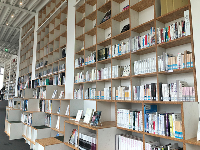 太田市美術館・図書館　書架