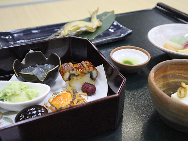 食事も建物の雰囲気とともに味わう