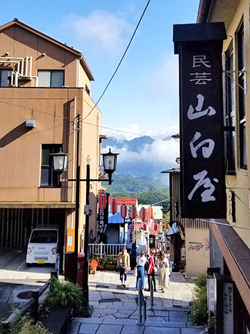 朝霧の中、石段を散策