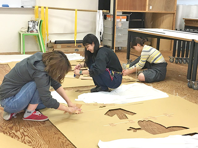 展示空間の壁面デザイン作業中