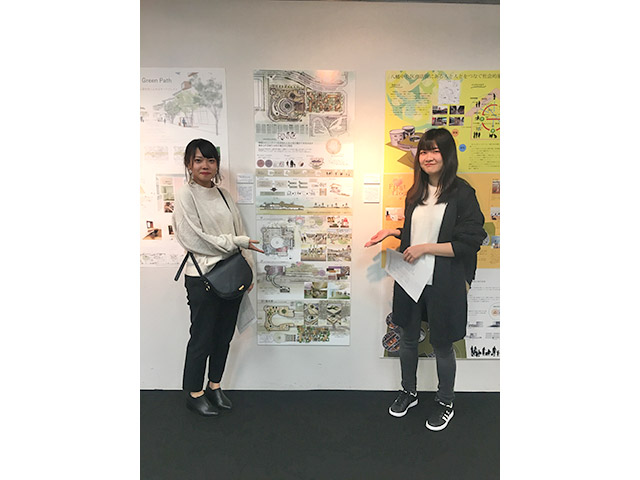 展示作品を前にポーズ！　卒業生の川越さとりさん（左）と近野紗恵さん