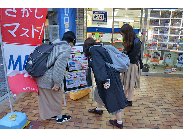 連携企業の店先で自分たちの物件募集広告を発見！